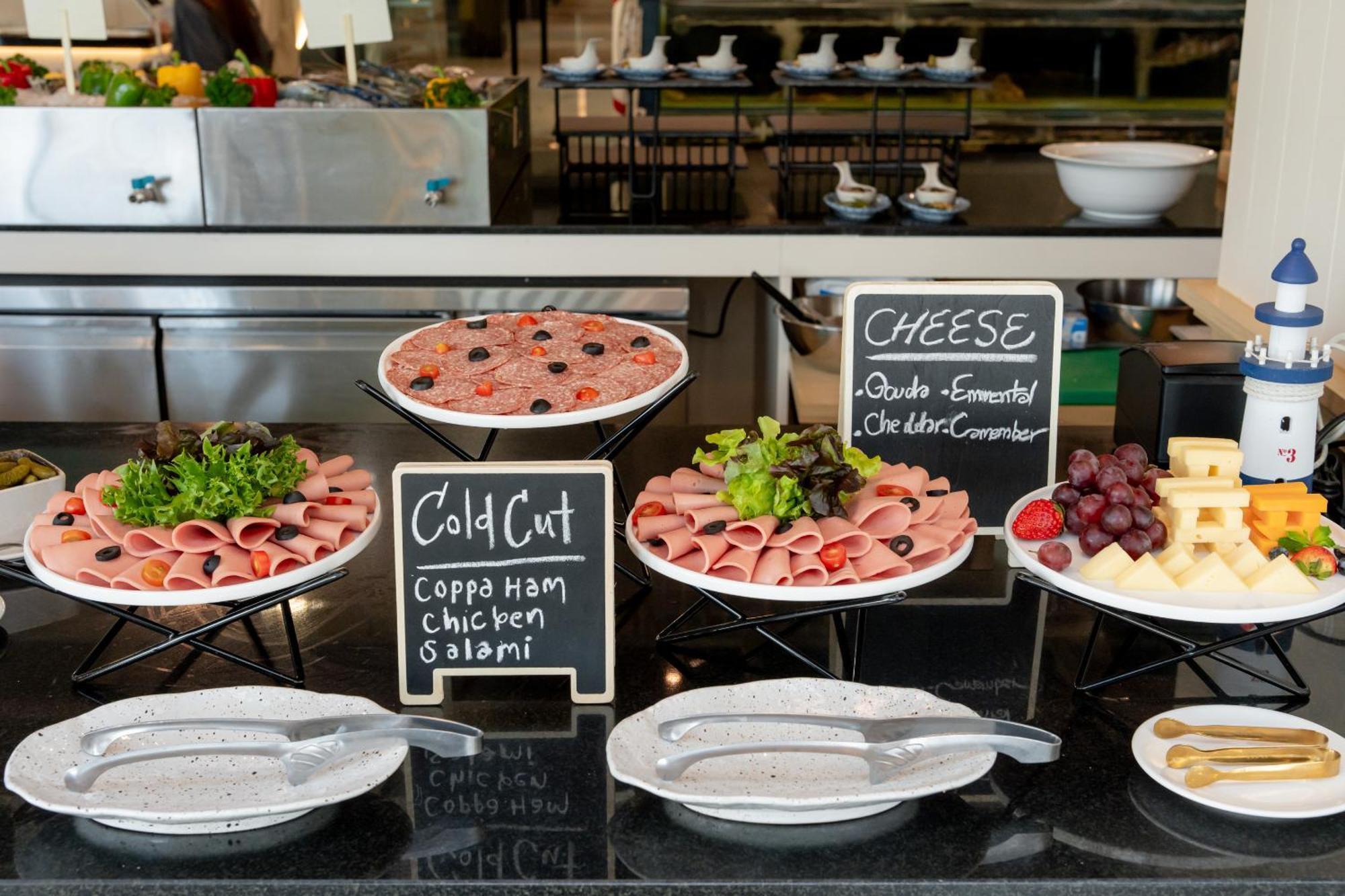 Somerset Паттая Екстер'єр фото A buffet with cold cuts and cheese