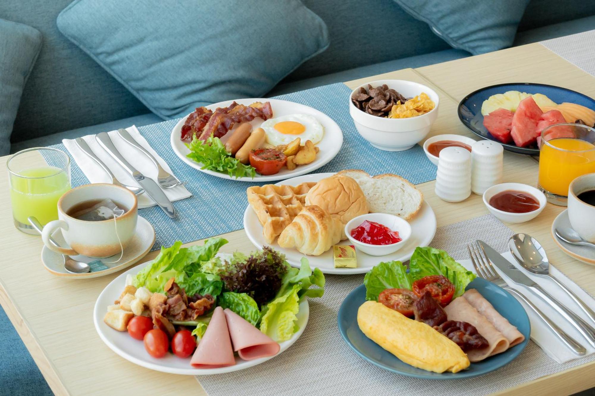 Somerset Паттая Екстер'єр фото A typical Western breakfast