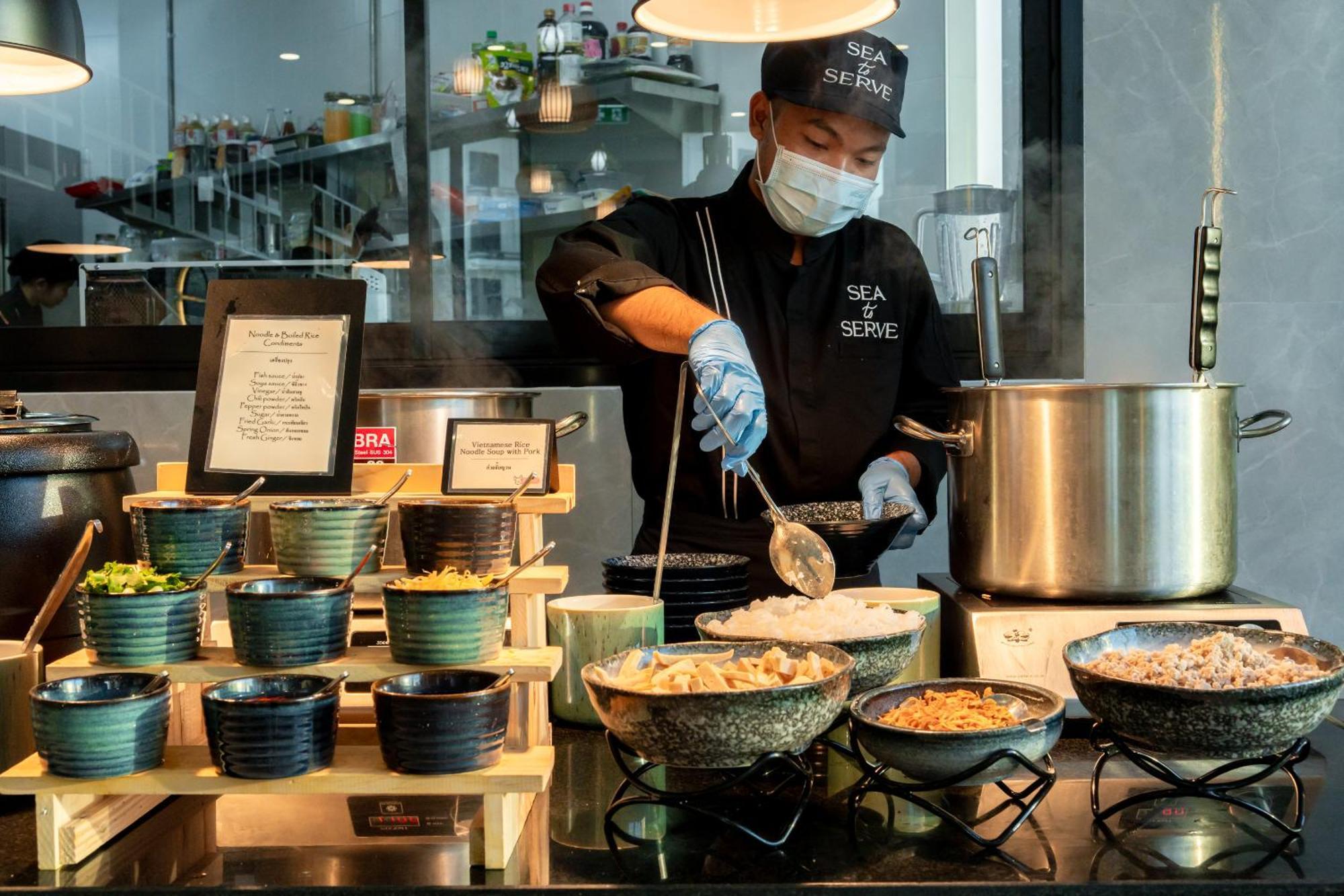 Somerset Паттая Екстер'єр фото A live kitchen at a hotel